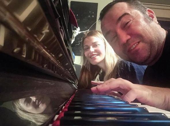 Ata Demirer, adnn uzun zamandr birlikte anld Asl Turanl&#8217;ya olan akn, sosyal medya hesabnda duyurdu. nl komedyen, nceki akam ilk olarak Turanl&#8217;nn fotorafnn altna kalp emojisi koydu, hemen ardndan da birlikte piyano banda grldkleri bir fotoraf Instagram&#8217;da paylat.