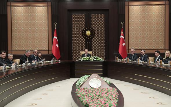 Erdoan da &#8220;Sektr temsilcileri olarak ok gzel bir sylem birliktelii oluturmusunuz. Biz yasay kardk artk gerisi sizin iiniz. Bu sektr, Trk sinemasn tek ele brakmayn. Buradan Mevlana gibi byk projeler kabilir&#8221; diyerek yasay imzalad. Grmede Ekiya Dnyaya Hkmdar Olmaz&#8217; dizisinin barol oyuncusu Oktay Kaynarca'yla Erdoan arasnda Grmede esprili anlar da yaand.