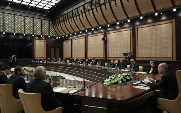 Cumhurbakan Tayyip Erdoan dn Betepe&#8217;de sinema sektrnn temsilcilerini kabul etti. 26 sinema sektr temsilcisinin katld toplant 1 saat 10 dakika srd. Samimi bir ortamda yaplan grmede sinema sektrnn temsilcileri, Cumhurbakanl Hkmet Sistemi ile birlikte sinemayla ilgili dzenlemenin bu kadar hzl gemesinden duyduklar memnuniyeti dile getirdi.