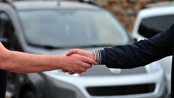 Sadece uzun yolda kullanld    Genelde yksek kilometreli ilanlara yazlr. Otomobiller ehir ii trafikte daha ok yorulur. Uzun yolda sabit hzla gitmekle ehir iinde dur-kalk trafiinde gitmek ok farkldr ve otomobilin aktarma organlar ehir iinde daha fazla ypranr. Ancak yksek kilometreli uzun yolda kullanlm arabada da byk sorunlar kabilir. Uzak durulmas gereken ilandr.