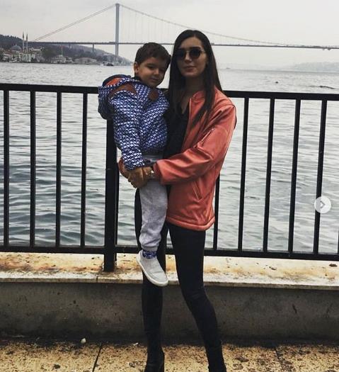 Yldz Teknik niversitesi Siyaset Bilimi ve Uluslararas likiler 3. snf rencisi olduu renilen 1992 doumlu Kak'nn ayn zamanda derin devlet ve eteler konusunda kitaplar bulunan nl yazar mer Ltfi Mete'nin de yeeni olduu akland.