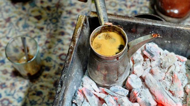 Merkez Artuklu ilesinde Mehmet ncel, tarihi Sokul Bakar arsnda otantik ay ocanda geleneksel ekilde mangal ateinde yapt mrray mterilerine sunuyor.