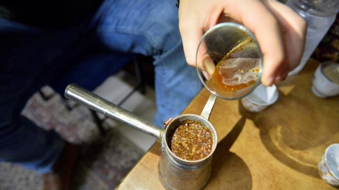 Kaynad srada birka kez szme, kahve ve su ekleme ilemi gren karm, tortusundan ayrldktan sonra kakle ile bir sre daha kaynatldktan sonra servis iin bakr ilemeli, ibrie benzeyen cezveye aktarlyor.     Bu ilemler dolaysyla mrrann hazr hale gelmesi 3 saati ayor.