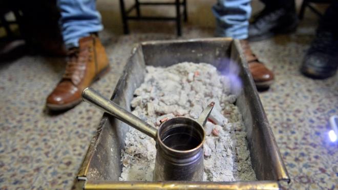 "Zahmetli ksm piirme aamas"     Mrra ustas ncel, kahve yapmay babasndan rendii syledi. Mrra yapmnn dier kahve eitlerine gre ok zahmetli olduuna iaret eden ncel, "Kahve, suyu ve kakuleyi eklediimiz cezveyi odun ateinde piiriyoruz. Asl zahmetli ksm piirme aamas. Telvesini alp szyoruz sonra tekrar piirip telvesini alyoruz. Daha sonrada kaynatp kvamna gelinceye kadar bekleyip ateten ekiyoruz." dedi. Haftann 2-3 gn mrra yapp mterilerine ve esnafa sunduunu dile getiren ncel, yre halknn bu kahveyi ok sevdiini syledi.