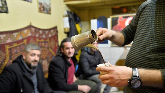 "Birlik duygusu pekitiriliyor"     Geleneksel olarak kulpsuz, kk tek bir fincan ile ikram edilen mrrann servisinde saygya nem veriliyor. Mrra, yaldan gence doru sunuluyor, bylece birlik duygusunun pekitiine inanlyor.