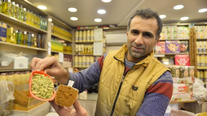 Hazr halde sat da yaplmaya baland     Usta Rdvan Garguli de mrrann daha nce dn ve taziye gibi sadece zel gnlerde ikram edildiini ifade ederek, ehre gelen ziyaretilerin talebi zerine artk kafe ve benzeri iletmelerde de yapldn aktard. Kaynatlm mrra satna da baladklarn vurgulayan Garguli, "ieyle satyoruz, alan kii sadece evine gtrp styor ve iiyor." diye konutu.