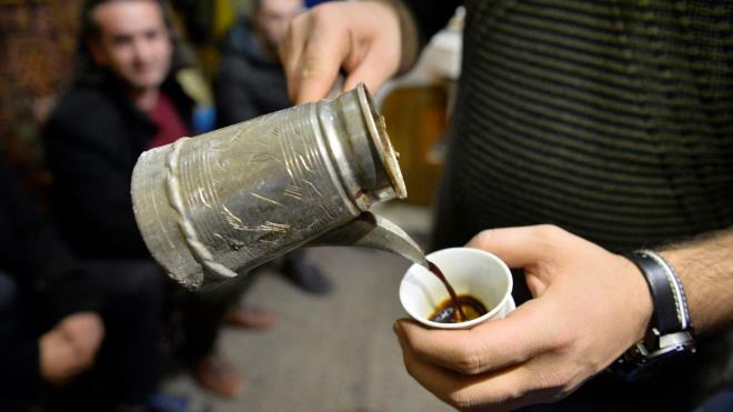 "Kahvemizi iip, gnn yorgunluunu atyoruz."     Mrra imek iin arkadalaryla ay ocana geldiklerini aktaran Sincar, "Mangalda pien mrra ok lezzetli oluyor. Pimesi 3-4 saat sryor, biz de mangal evresinde o esnada sohbet ediyoruz. En sonunda kahvemizi iip, gnn yorgunluunu atyoruz." diye konutu.