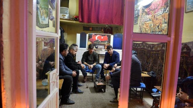 zellikle k aylarnda mangal ateinde bir yandan mrra piirilirken, dier yandan da dost sohbeti yaplyor, trkler seslendiriliyor.