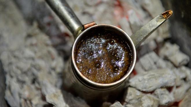 Daha sonra "gmgm" ad verilen byk cezve iinde mangaldaki kzde yaklak 2 saat kaynatlan kahve, belli aamalarda telvesinden ayrtrlyor.