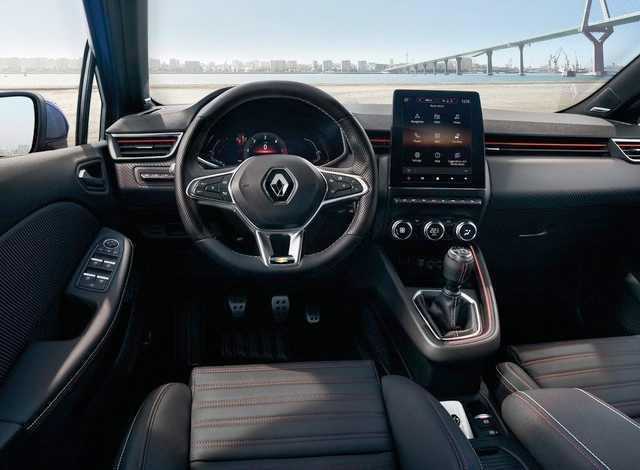 Otomobilin i mekan tasarmnda Espace modelinden esinlenilen 9.3 inlik multimedya ekran dikkat ekerken, geleneksel analog kadranlarn yerine de ilk kez dijital bir ekrana yer verildii grlyor.