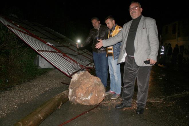 Mersin'in Erdemli'de akam saatlerinde meydana gelen frtnann ardndan kan hortum nedeniyle Hac Turgut ve Gkhan Sarkaya'ya ait iki evin ve baz i yerlerinin ats uarken, elektrik direkleri devrildi.