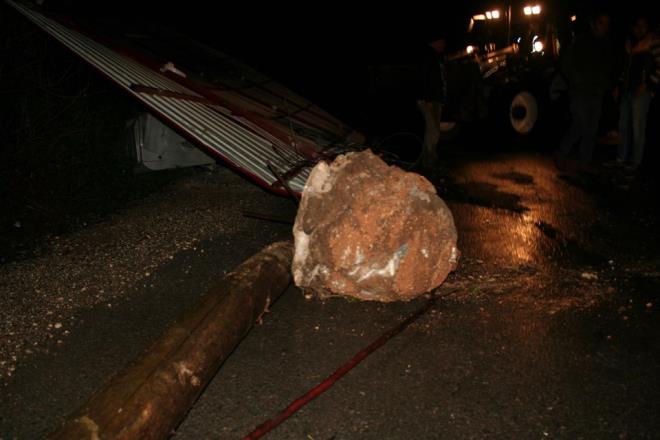 Birden bir grlt meydana geldi ve evin ats utu. Ben ve ailem hemen dar ktk. Bu srada elektrik direinin de devrildiini grdk. ans eseri bizlere bir ey olmad. Ama evde btn eyalar kullanlamaz hale geldi" dedi.
