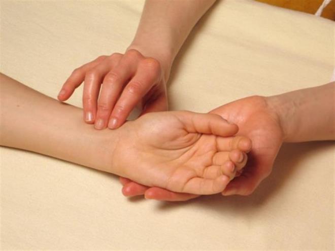 NABIZ    Sessiz bir ortamda  parmanz bilein i tarafna yerletiriniz. Nabzn atn hissettikten sonra, at saysn kontrol etmek iin bir dakika ayn pozisyonda bekleyin. Nabz 1 dakikada 100 kez atyorsa bu durum normal kabul edilir. Ancak nabz az ya da ok atyorsa, bu durum kalp ritminizin bozuk olduunu gsterir.