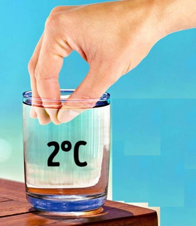 KAN DEERLER    Kan deerlerinizde bir sorun olup olmadn anlamak iin, bir bardak souk suyun iinde 30 saniye boyunca parmaklarnz bekletin. Parmak ularnz ya da trnaklarnz beyaz renk olursa bu durum kan deerlerinizin dk olabileceini gsterir.