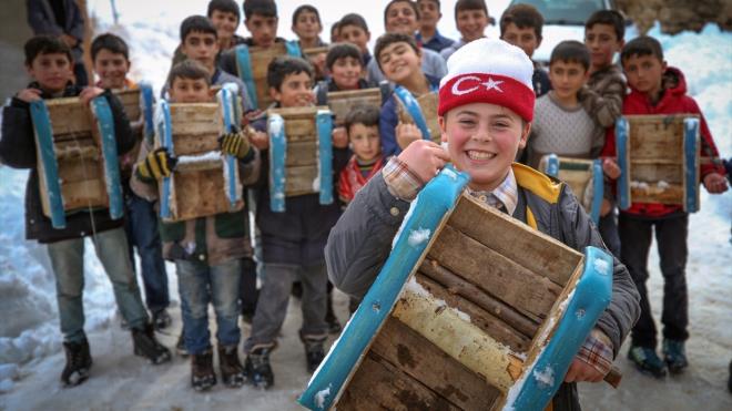 Mahalle sakinleri ise hem ocuklarn bu mutlu anlarn izleyerek stres atyor hem de kayakta baarl olan ocuklar iin alk alarak destek oluyor.