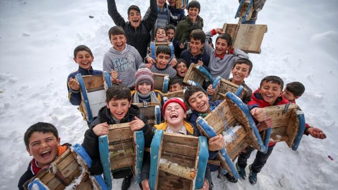 "Ortaya ok renkli grntler kyor."     Bazen mahallede ektikleri videolar internete yklediklerini ve ok ilgi ektiini ifade eden ahin, "Mahallede ocuklarn fazla sosyal aktivite imkan bulunmuyor. Kayak yapan ocuklarn byk ksm renci. Kayak yaparak tatillerini en iyi ekilde deerlendirmeye alyorlar. Bazen byklerde onlara elik ediyor. Ortaya ok renkli grntler kyor." diye konutu.
