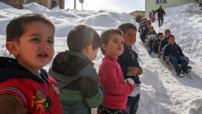 "Tatilimizi gzel deerlendirmek amacyla kayak yapyoruz."     Havann gzel olduu her gn kzakla kaydklarn belirten Hazar, "Kzaklarmz babalarmzn ve aabeylerimizin yardmyla tahta ve boru kullanarak yapyoruz. Tatilimizi gzel deerlendirmek amacyla kayak yapyoruz. Bylelikle zamanmz ok keyifli geiyor." dedi. f