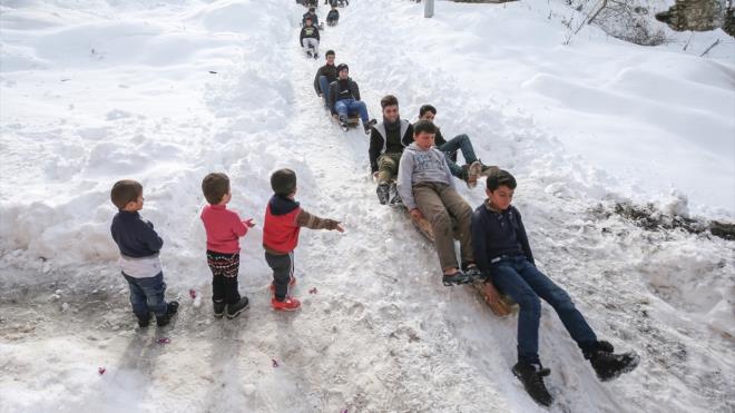 Mahalle sakinlerinden Muhammed ahin ise byklerin, ocuklarn kzak keyfini izleyerek sevinlerine ortak olduunu kaydetti.