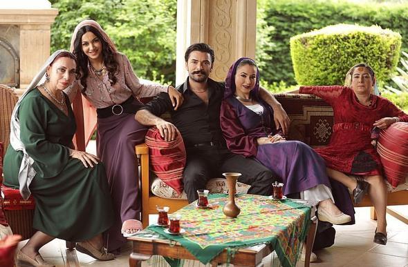 'Yeni Gelin&#8217; dizisinin ardndan yeni bir projede yer almayan ilan Makal, &#8220;Oyunculuu ok seviyorum.Kariyerimde ilerlemek istiyorum. Teklifleri de ince eleyip sk dokuyorum. Ailem ise okuduum blm yani tarih retmenliine devam etmemi istiyor.