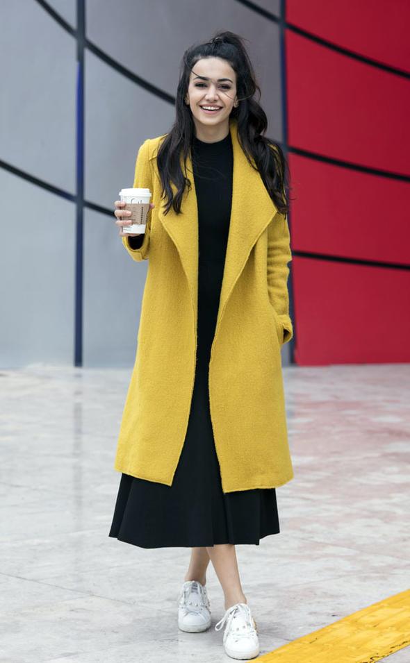 Akmerkez&#8217;de grntlenen ilan Makal, kahve ierken objektiflere poz verdi.