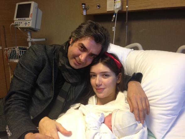 nl oyuncunun avukat, Anadolu Aile Mahkemesi&#8217;ne sunduu boanma dilekesinde, taraflarn evlilik birliinin Nagehan amaz&#8217;n ar kusurlu eylemleri neticesinde temelinden sarsldn ileri srd. Devamnda, bu nedenle iftin boanmalarn, ocuklarn velayetinin de babaya verilmesini talep etti.