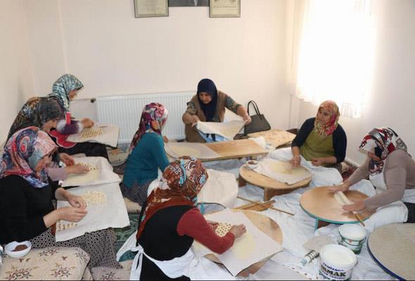 Ancak bununda belli bir snr var. Yl iinde gerekletirilen sat tutarnn yllk asgari cretin brt tutarn amamas kouluyla evde yaplp satlan rnlerden vergi alnmayacak.