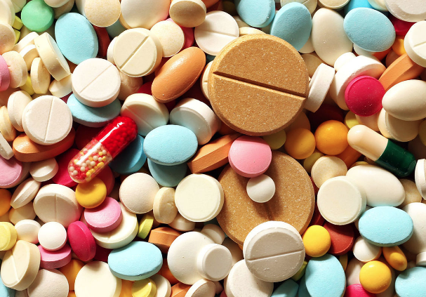 IHLAMUR, ADAAYI VE TARHANA: "Ayrca hepimizin ok iyi bildii, ok nemsemediimiz belki babaanne ve anneannelerimizden kalan eyler; hlamur, adaay gzel bir tavuk suyu ya da tarhana orbas bunlar hem sv almmz artracak hem de zellikle hlamur ve ada aynn antiviral etkinliinden faydalanacaz. Sadece ada ayn biraz dikkatli kullanmak gerekebilir, ayn zamanda idrar skc ve bu da bir miktar sv kaybna neden olabilir."