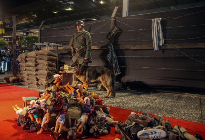 Serdar Akar'n ynettii, Erdal Beikiolu, Burcu Biricik, Ertan Saban, Murat Garipaaolu, Tamer Levent, Mehmet Ulay, Levent lgen, Selen ztrk, Mehmet Esen'in barollerini paylat filmin galasna Yahudi soykrml mizansen hem hem Yahudilerin hem de Ak Parti'nin tepkisini toplad.