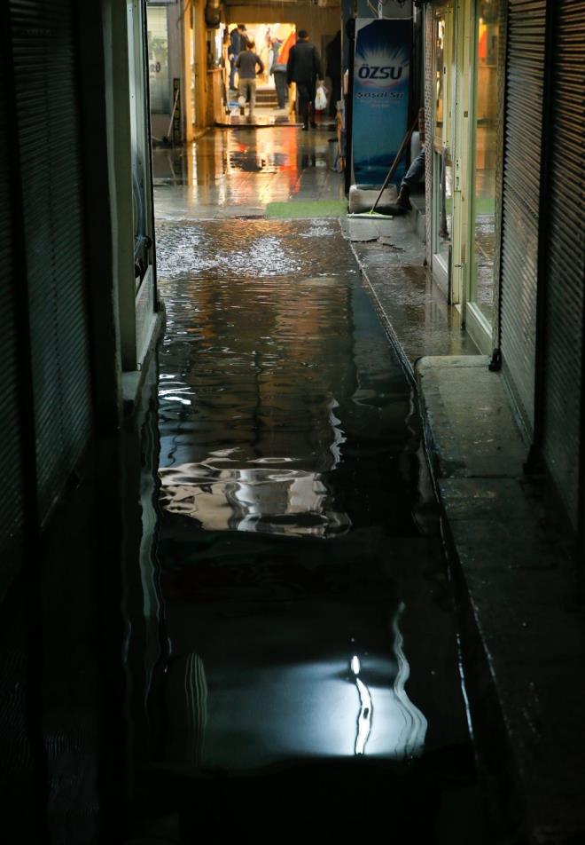 Bu, verilerin tutulmaya baland 1938'den bu yana grlen en yksek miktar oldu. Bylece zmir, metrekareye 397,1 kilogram yan dt 1945'ten sonra en fazla ya grd.