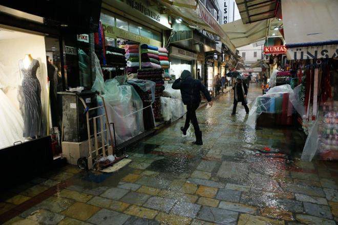 te yandan, zmir'de bugn de etkili olan ya nedeniyle Torbal ve Menderes ilelerinde baz tarm alanlar zarar grd.    Kentte bir sre ya beklenmedii, sal, aramba ve perembe gnleri yalarn tekrar etkili olacann tahmin edildii bildirildi.