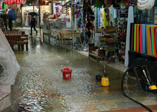 Meteoroloji 2. Blge Mdrl yetkililerinden alnan bilgiye gre, bu ay zmir'de metrekareye 412 kilogram ya dt.