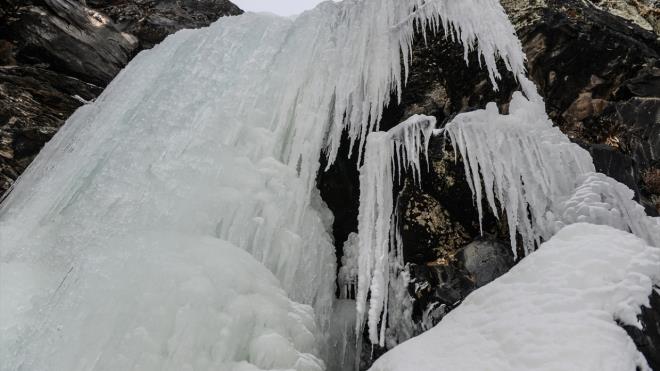 "Dereler buz tuttu."  <br>  K mevsiminin blgede hayat olumsuz etkilediini belirten Deniz, "Kara k yznden blgede yollar kapanyor, sular donuyor. Gece hava scakl sfrn altnda 20 dereceye kadar dyor, elalede 10 metreden fazla buz olumu. Altndaki glet de neredeyse 4 metre derinliinde o da dondu. Dereler buz tuttu." dedi.