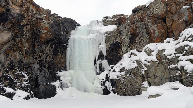 Talay ilesine bal Aa Toklu kyndeki elalenin yan sra sularnn dkld glet, hava scaklnn sfrn altnda 20 dereceye kadar dmesiyle buzla kapland.