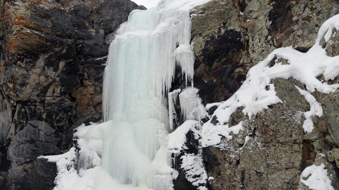 elale turistlerin de ilgi oda  <br>Donan elalenin ilgi oda haline geldiini aktaran Deniz, "Turistler geliyor, fotoraf ekiyor. Buzlardan gelen sesler de ilgi ekiyor. elaleye ulamak iin biraz yrmek gerekiyor. Bu sakl cenneti herkesin gelip grmesini istiyoruz, byle bir gzelliin sakl kalmamas lazm nk grmeye deer gzellik sergiliyor." diye konutu.