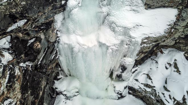 Kn dondurucu souklar etkisini yitirinceye kadar grnmn koruyan elale, yazn yksekten dklen sular, kn da donunca oluturduu farkl gzellikle beeni topluyor.