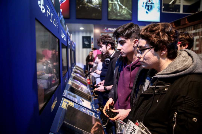 ocuum zararl oyunlar oynamyor. Daha ok kendisi video hazrlyor. Bir kanal var Ufak tefek oyunlar hazrlyor. Sokak rportajlar yapyor. Oynad oyunlar zerine yorumlar yapyor. Bu sayede reticilii de geliiyor" dedi.