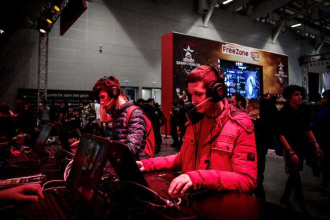 Geen sene de gelmitik. Evde oturup oyunlar oynamalar aslnda ok tasvip ettiim bir konu deil. Sosyallemeleri bence daha doru. Ama az da olsa izin veriyorum. nk telekomnikasyon andayz.