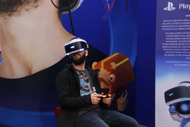 "GENLER N ZLYORUM"    Fuara gelen ocuklarn getiren ebeveyn Kemal Kurt, "ocuklarm iin geldim. Oyun desen fikrim yok, seviyor musun 'hayr sevmiyorum'. Genler iin zlyorum. Genlerimiz sadece sanal alemdeler, hi gerek hayatta yoklar" eklinde konutu.