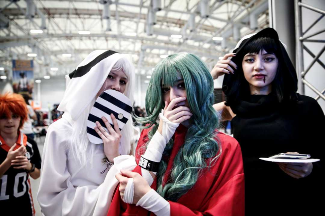 eriye girmeyi baaranlar ise dnyaca nl oyun reticilerinin son kard oyunlar oynamak ve oyunlardaki karakterleri canlandran 'cosplay'ler ile fotoraf ektirmek iin birbirleriyle yart.