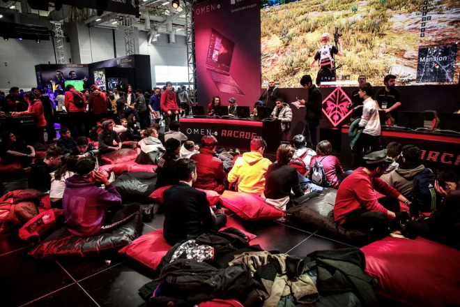 "UZUN ZAMANDIR BEKLYORUZ"    niversite rencisi profesyonel oyuncu Ozan Aknta, etkinlii uzun zamandr beklediklerini belirterek, "Ylda 1 kez oluyor zaten. Profesyonel oyuncuyum. Oyun oynamay seviyorum. Fuar ok youn olduundan giriler biraz sknt oluyor. Ama seviyoruz" diye konutu.