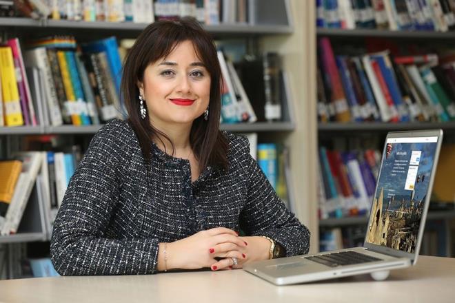 &#8220;lk kez oy verecek olan Z kua, dnyada sosyal deiimi balatabilecek aktivist bir kuak.  <br>  Hem iyi birer dinleyici hem de sosyaller. Ayn anda pek ok ii takip edebilen giriimci bir kuak. Hayatlarn online yayorlar. Bu nedenle de siyasileri takip ettikleri iletiim kanallar Facebook, Instagram, YouTube oluyor.  <br>  Y kua ise daha ok metinler zerinden iletiim kurmay tercih ediyor.