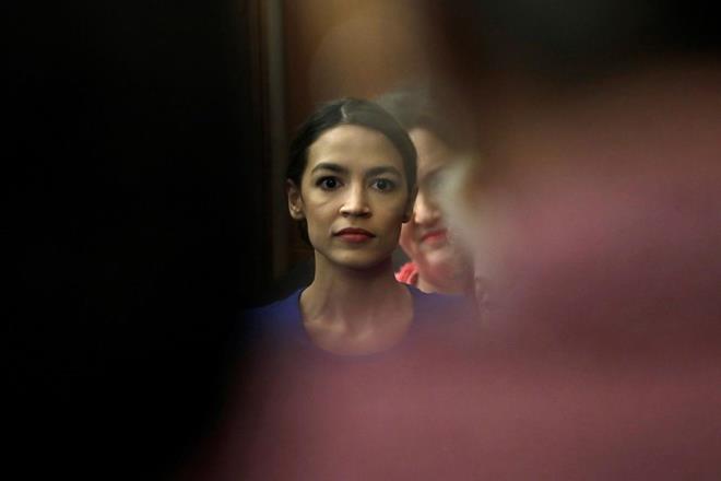 ABD siyasetinde hzla ykselie gemeyi baaran 'Temsilciler Meclisi&#8217;nin en gen yelerinden Alexandria Ocasio-Cortez&#8217;in baarsnn  altnda yatan nedenleri de irdeleyen Alikl, unlar syledi:  <br>  "Cortez Y kuandan bir politikac. nsanlara hangi iletiim kanallar zerinden ve hangi iletiim tonuyla cevap verilmesi gerektiini  ok iyi biliyor.