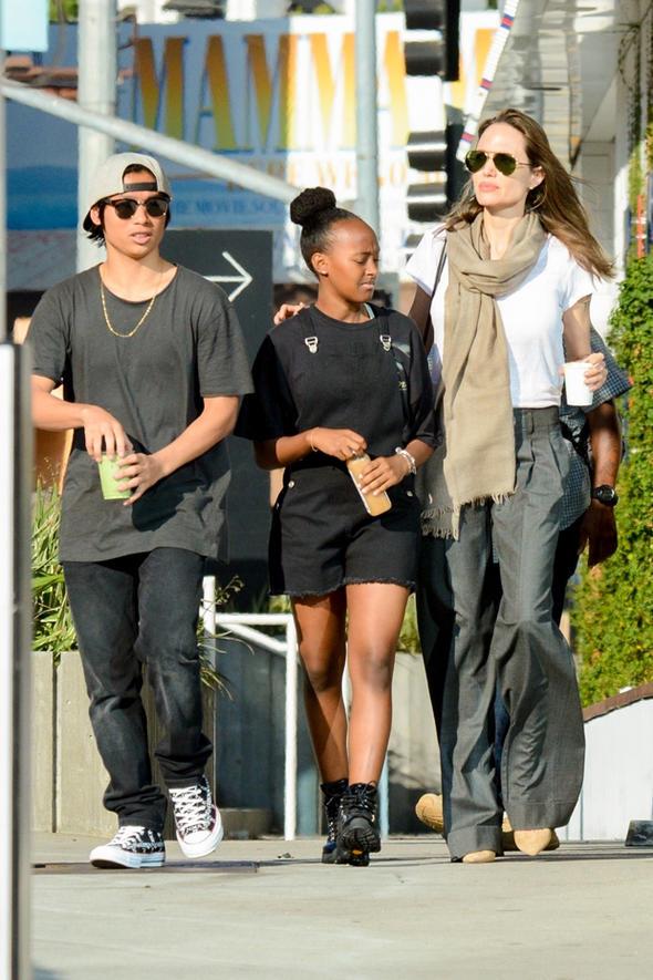 Byk olu Maddox' bir sre New York'taki bir Fransz okuluna gnderen Jolie, bu konuda verdii bir rportajda unlar sylemiti:" Farkl bir ada yayoruz ve eitim sistemi bizim yaam biimimize, ocuklarma pek de hitap etmiyor. Ben de her zaman onlara "devlerinizi abuk bitirin nk dar kp yeni eyler kefedeceiz" diyorum." Jolie, ocuklarnn snfta oturmak yerine mzelere gitmesini, gitar almay renmesini ya da holandklar bir kitab okumasn daha eitici bulduunu sylyor.