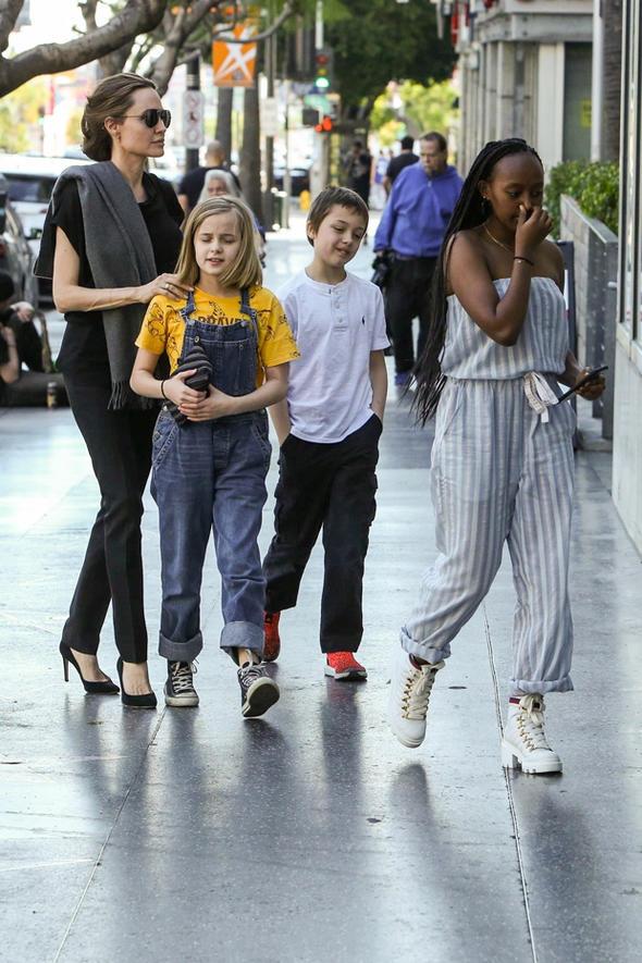 Brad Pitt de daha nce "Biz gebe bir aileyiz, uluslararas alma planlarmz var" diyerek ocuklarnn neden dzenli olarak belli bir okula gitmediklerini aklamt. Brangelina iftinin byk ocuklar Maddox, Zahara ve Pax Thien bir dnem iftin film ekimi iin bulunduu Prag'da bir okula devam etmiti. Buna karn, iftin boanmasndan sonra anneleriyle kalan alt ocuk ana dilleri ngilizce dnda farkl diller reniyor. Jolie BBC Radio 4'te katld Woman's Hour Takeover isimli programda verdii rportajda ocuklarnn hibirinin oyunculua ilgi duymadn ancak dil renmek konusunda olduka baarl olduklarn belirtti.