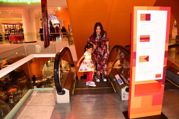 Ancak Akaln, daha sonra bu kararndan vazgeip kzn okula gnderdi.