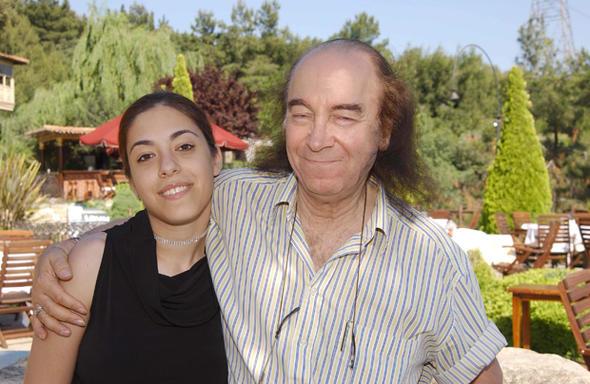 Trkiye'de de Anadolu rock'n nclerinden Erkin Koray, kzn okula gndermedi. Kz Damla evde eitim grd.