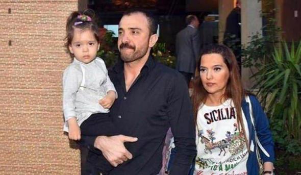 Demet Akaln da kz Hira kkken onu okula gndermek istemediini sylemiti. Ancak bunun nedeni kendi deyiiyle "evhaml" olmasyd. Akaln "Kalem katlar grdm, ok kt bir ey ama ben galiba bu gidile Hira&#8217;y evde okutmay dnyorum. Evlat sahibi olunca insan hafif trlattyor. Hep bana bir ey gelecek diye kt kt eyler dnyorum. Banyoda tuvalette kt bir ey olacak sanyorum. Erkin Koray da kzn evde okutmutu ya, ben de yle yapacam galiba&#8221; demiti.