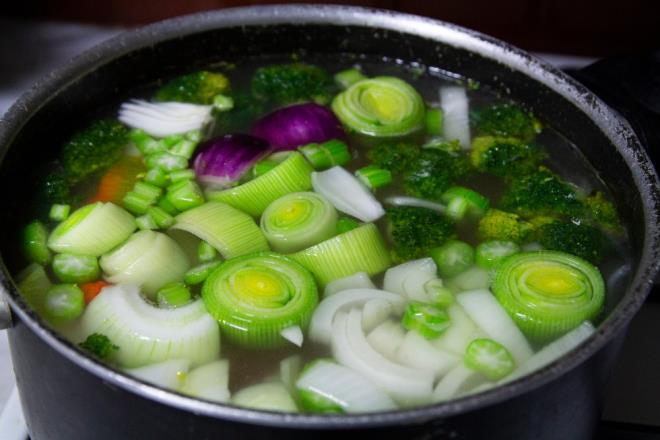 SEBZELER N KAYNAMI SU YNTEM: Donmu sebzeleri zmeden yemek piirmek hem yemein tadn deitirir hem de salksz bir hal alr. Bu yzden sebzelerinizi piirmeden nce kaynam suda bekleterek zn.