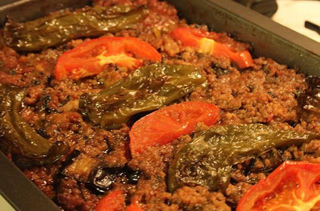 Korfulu restoran sahibi Anastasis Paipetis, "Makedonya yemeiymi gibi reklamn yapyorlard. Sadece o da deil, Yunan yourdunu ve kahvesini de kendilerininmi gibi sunuyorlard." diyor.