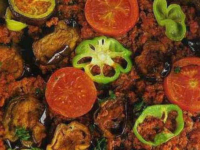 Yunan gazetelerinin musakkay Makedonya devletine ait mhr tayan fuar standnda "Makedonya mutfa-Gelenein tad" pankartnn altnda gsteren fotoraflar yaymlad belirtiliyor.